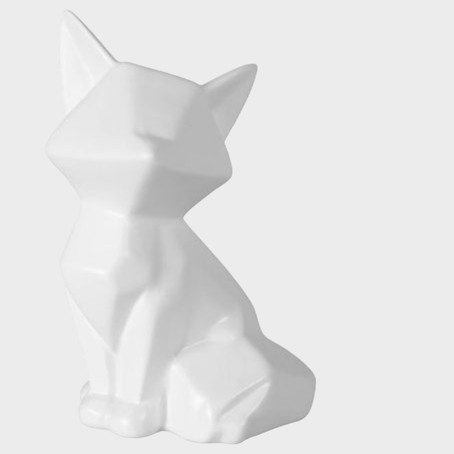 Statuette en céramique représentant un renard blanc, ajoutant originalité et charme à la décoration intérieure.