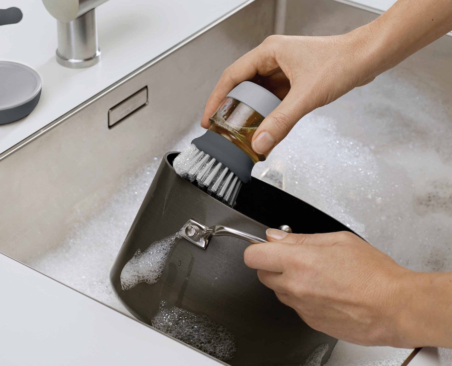 Brosse avec Réservoir Liquide Vaisselle