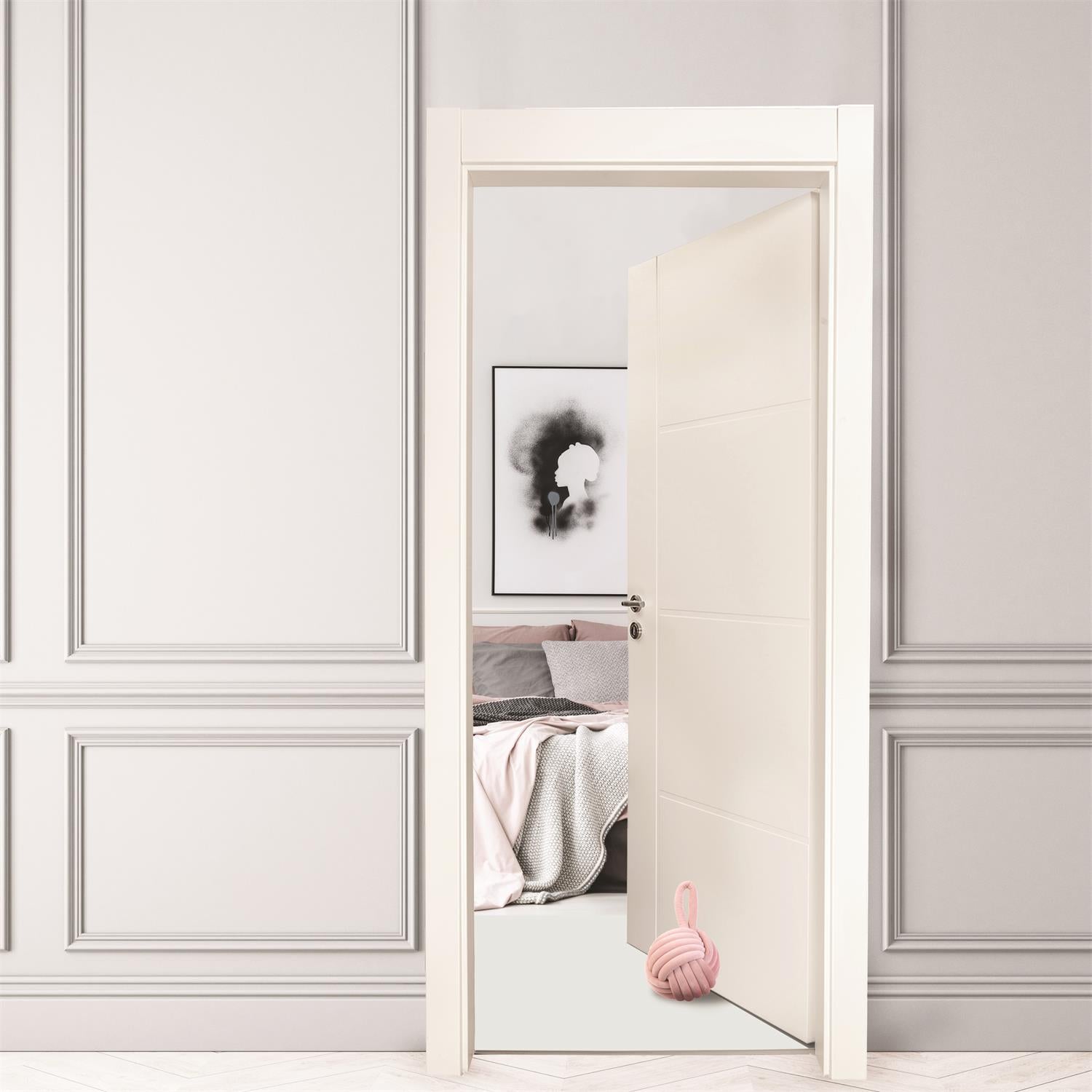 Stop-porte en velours rose, ajoutant une touche élégante et pratique à la décoration intérieure.