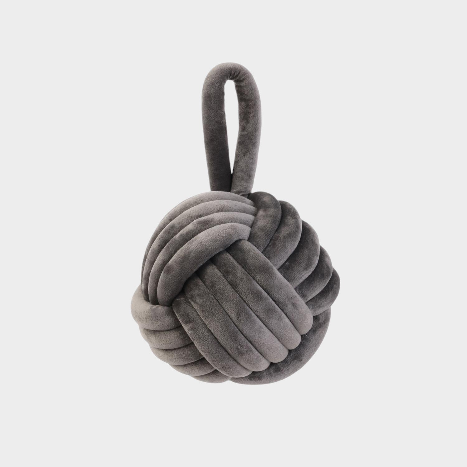 Stop-porte en velours gris, ajoutant une touche élégante et pratique à la décoration intérieure.