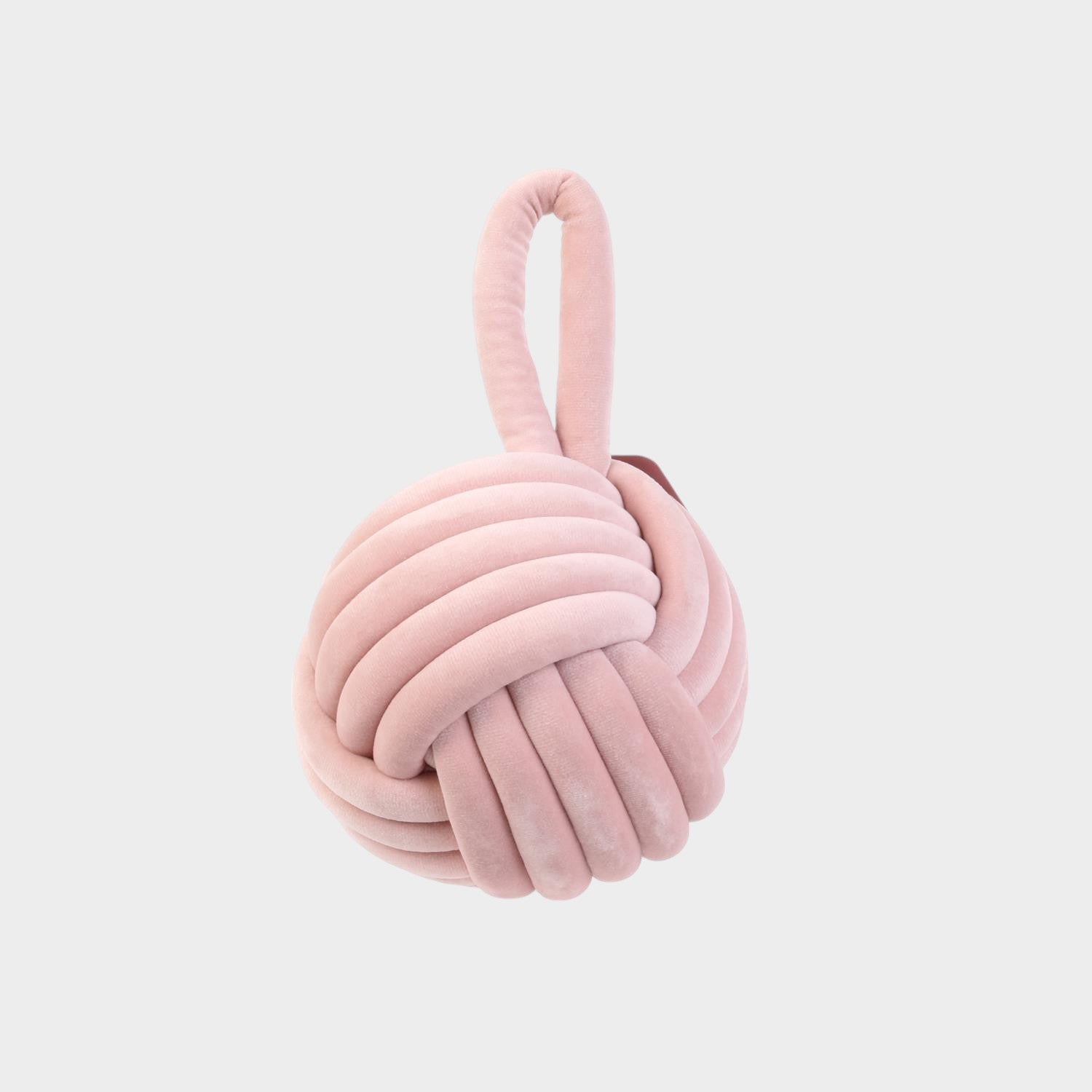 Stop-porte en velours rose, ajoutant une touche élégante et pratique à la décoration intérieure.