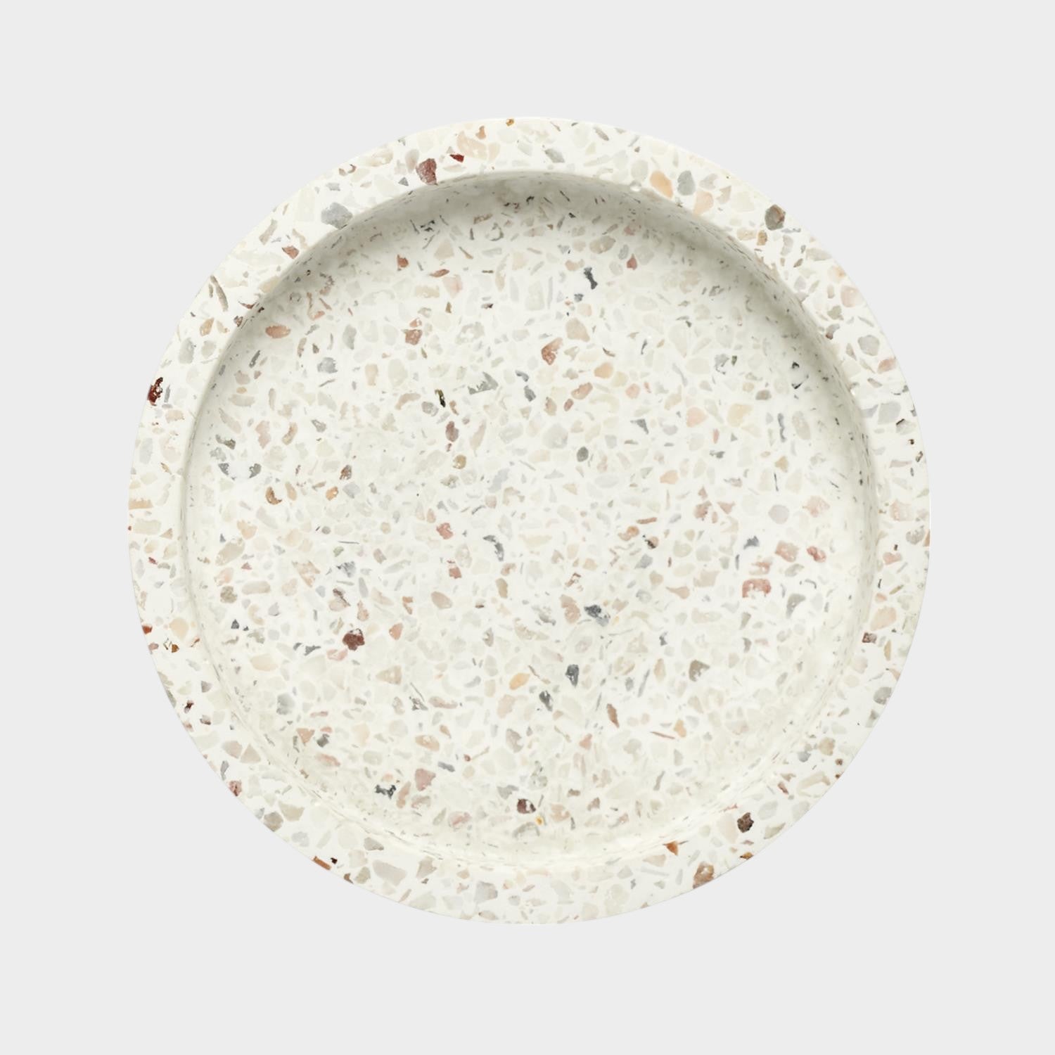 Vide-poche rond en terrazzo, apportant gaieté et élégance à la décoration intérieure.