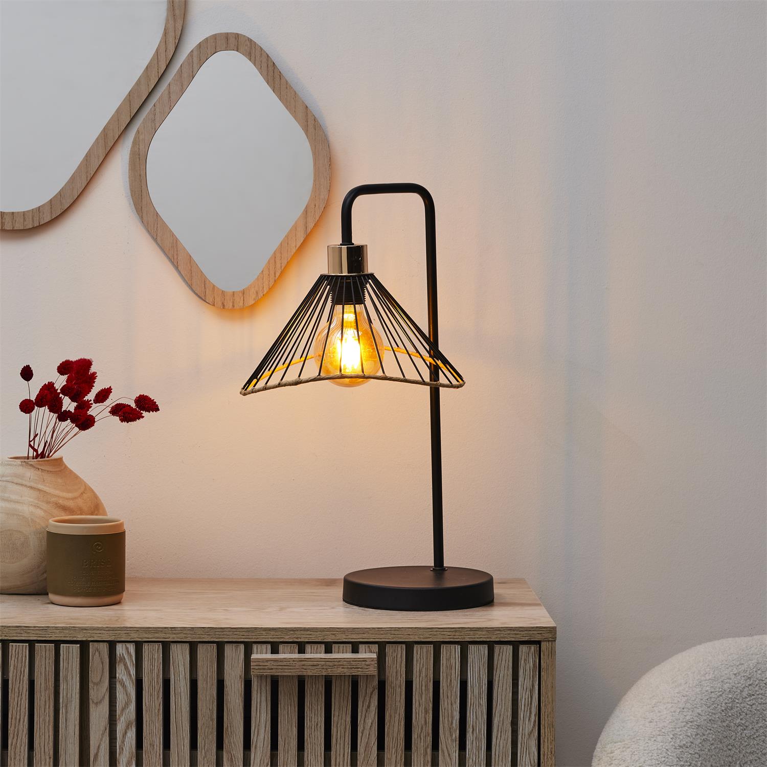 Lampe à poser abat-jour noir et rotin