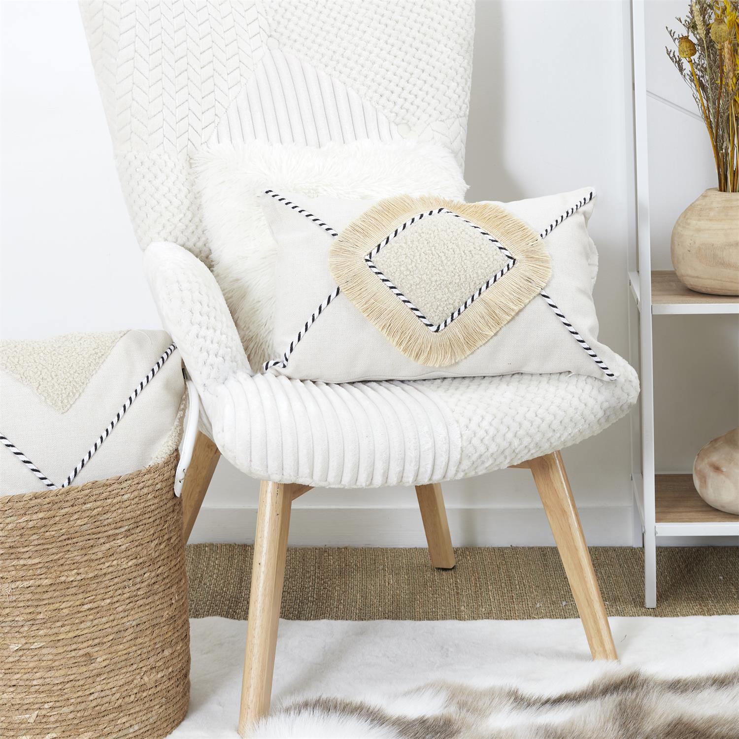 Coussin beige et blanc à franges 30x50cm