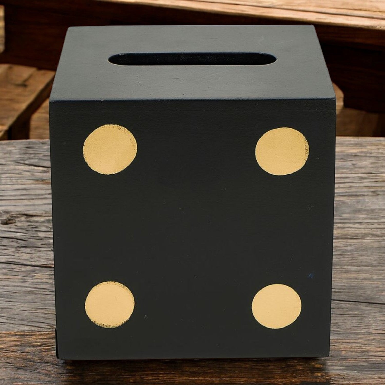 Boîte à mouchoirs en forme de dés, couleur noir et doré, ajoutant une touche d'élégance et de confort à la décoration intérieure.