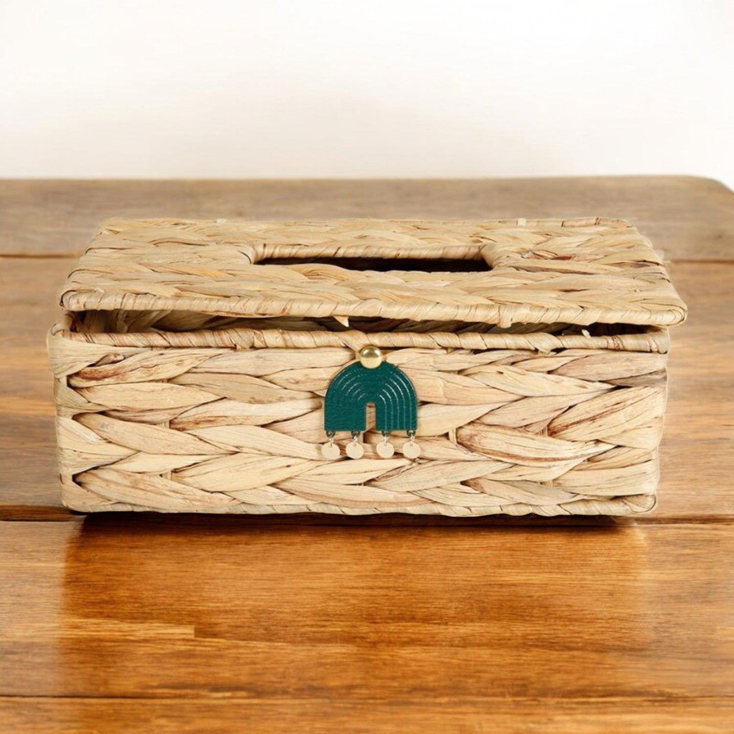 Boîte à mouchoirs rectangulaire en matériaux naturels avec ornement vert, idéale pour ajouter une touche de fraîcheur naturelle à la décoration intérieure.