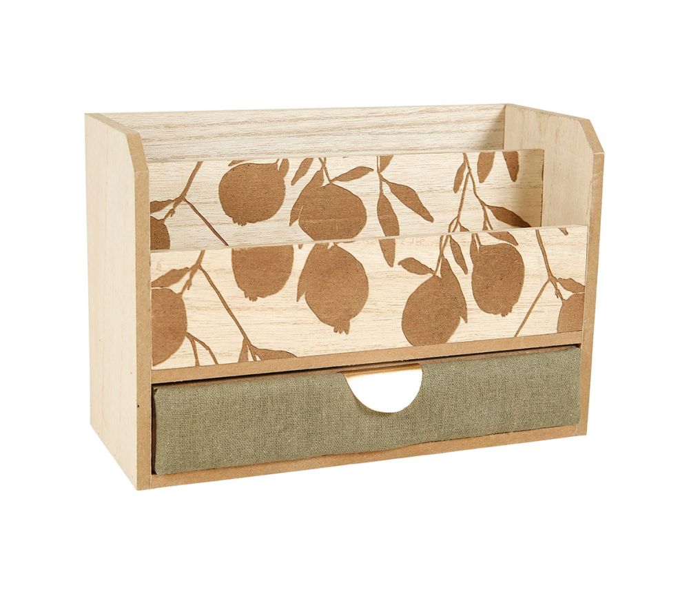 Boîte range courrier en bois avec motif 'Feuilles' et poignée dorée, offrant une touche de couleur avec tissu vert.