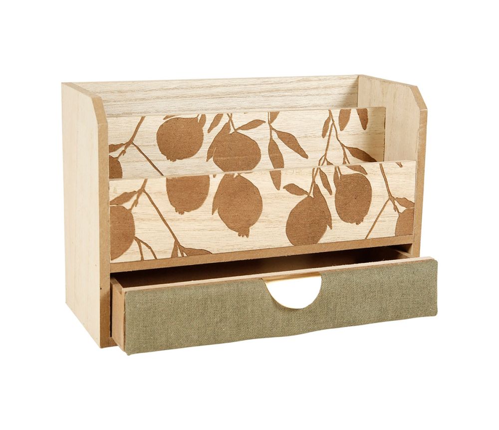 Boîte range courrier en bois avec motif 'Feuilles' et poignée dorée, offrant une touche de couleur avec tissu vert.