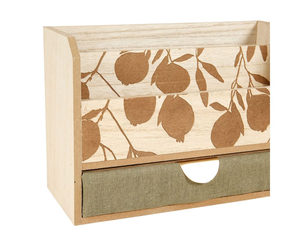 Boîte range courrier en bois avec motif 'Feuilles' et poignée dorée, offrant une touche de couleur avec tissu vert.