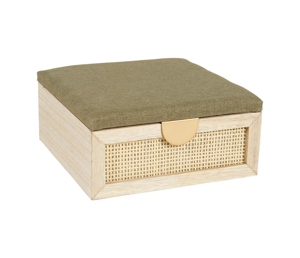 Boîte rectangulaire en rotin avec poignée dorée, en bois et tissu vert, idéale pour ajouter une touche de sophistication à la décoration intérieure.