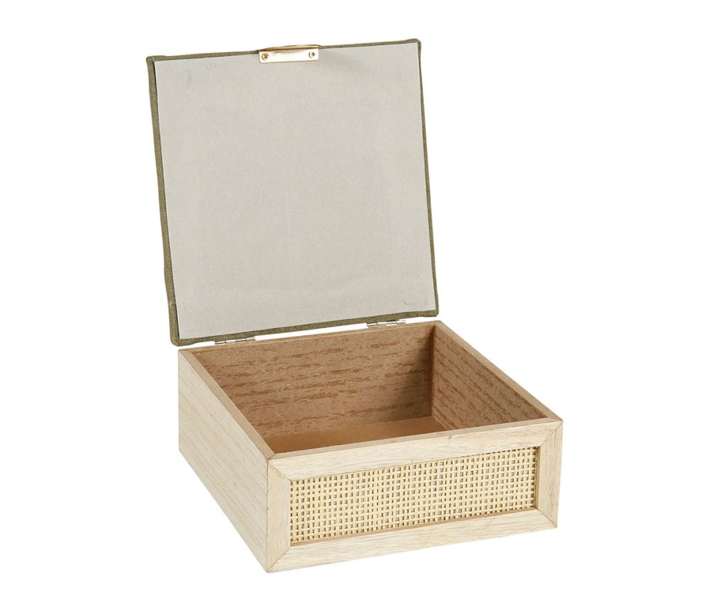 Boîte rectangulaire en rotin avec poignée dorée, en bois et tissu vert, idéale pour ajouter une touche de sophistication à la décoration intérieure.