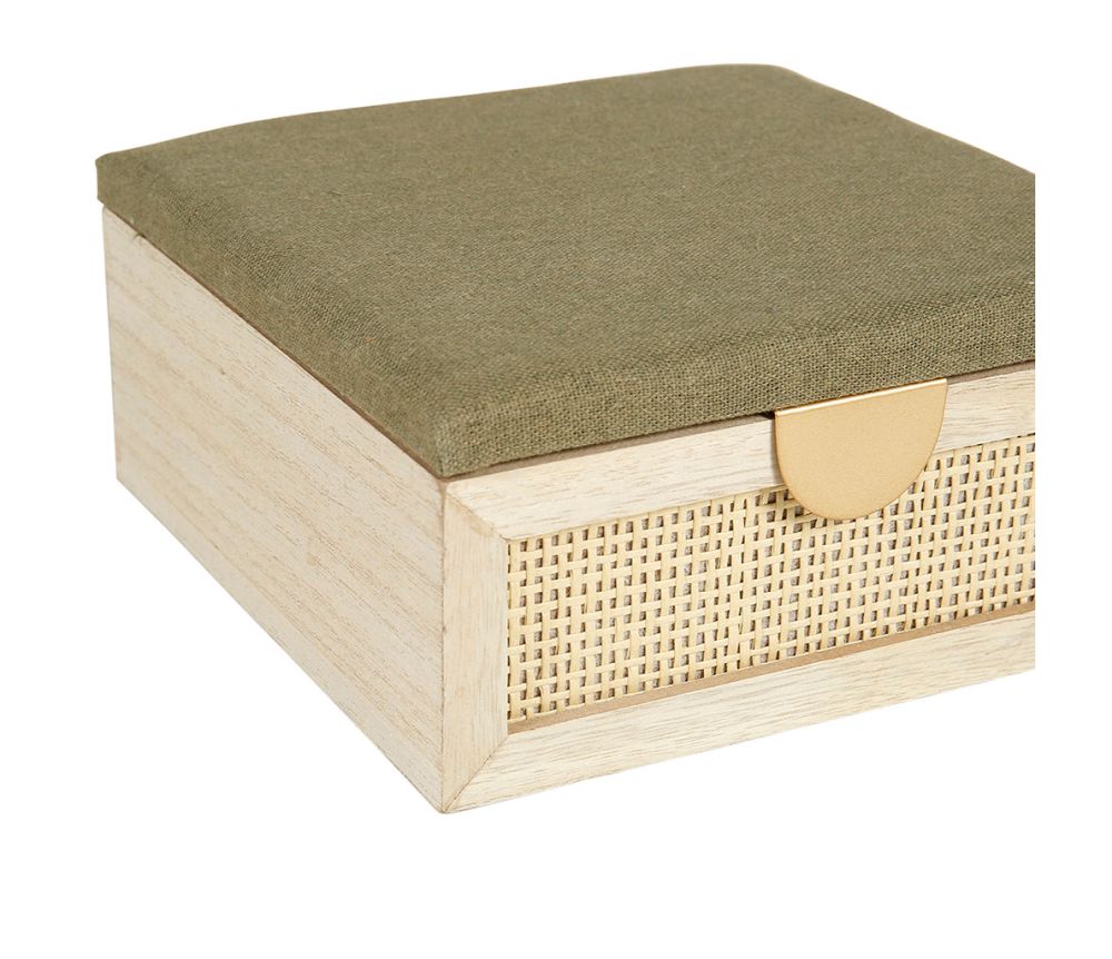 Boîte rectangulaire en rotin avec poignée dorée, en bois et tissu vert, idéale pour ajouter une touche de sophistication à la décoration intérieure.