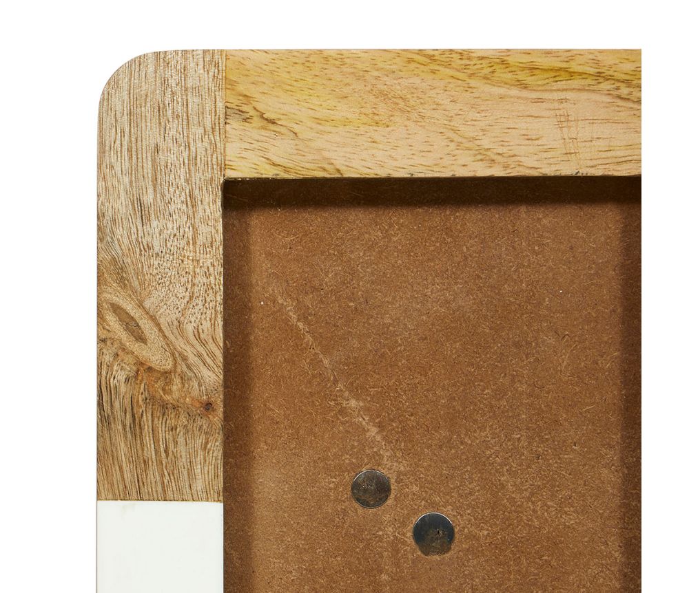 Cadre photo 'Nacre' camel et blanc 10x15cm, ajoutant une touche élégante et chic à la décoration intérieure.