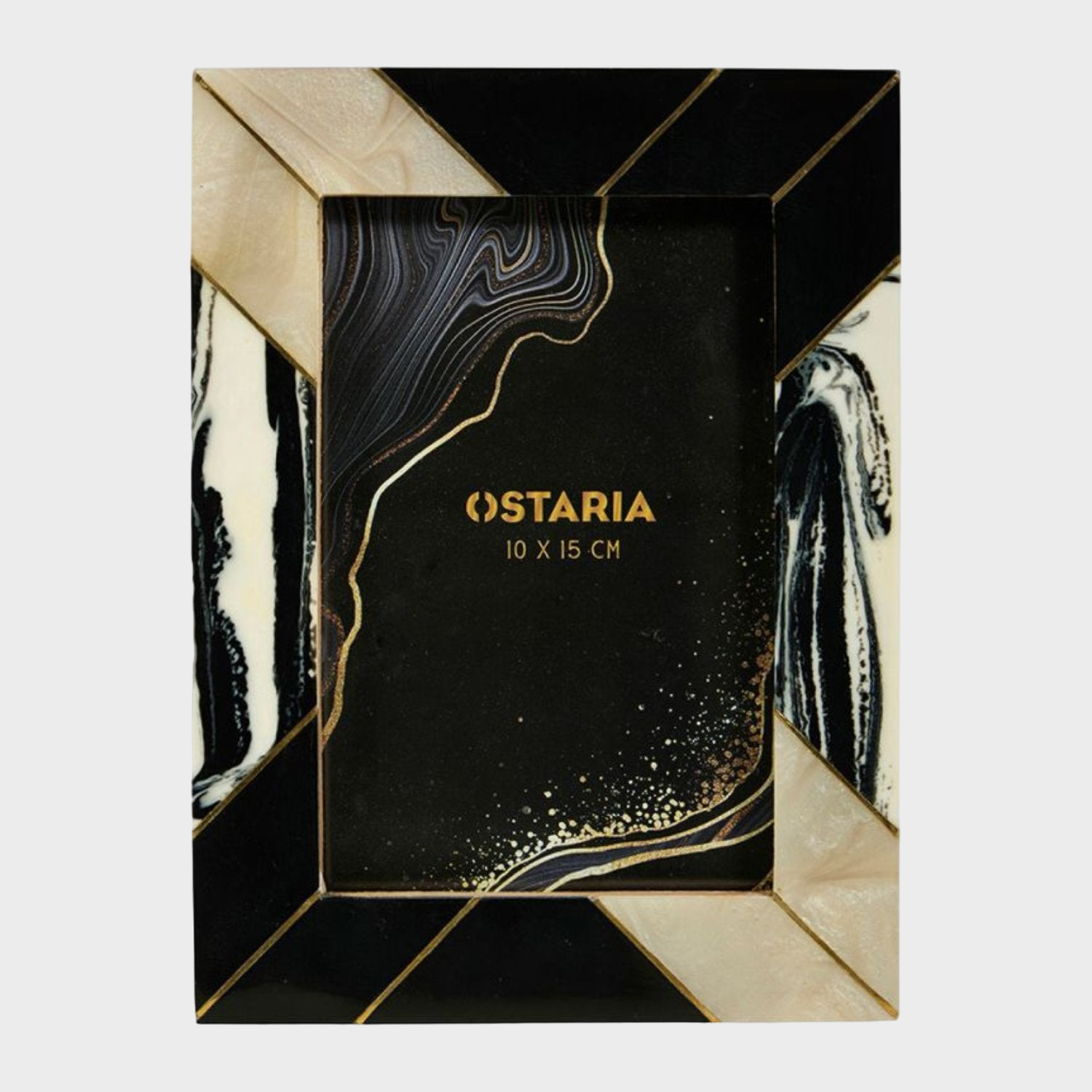 Cadre photo noir et blanc avec touche de nacre, idéal pour photos de famille ou de mariage, ajoutant une élégance sophistiquée à la décoration intérieure.