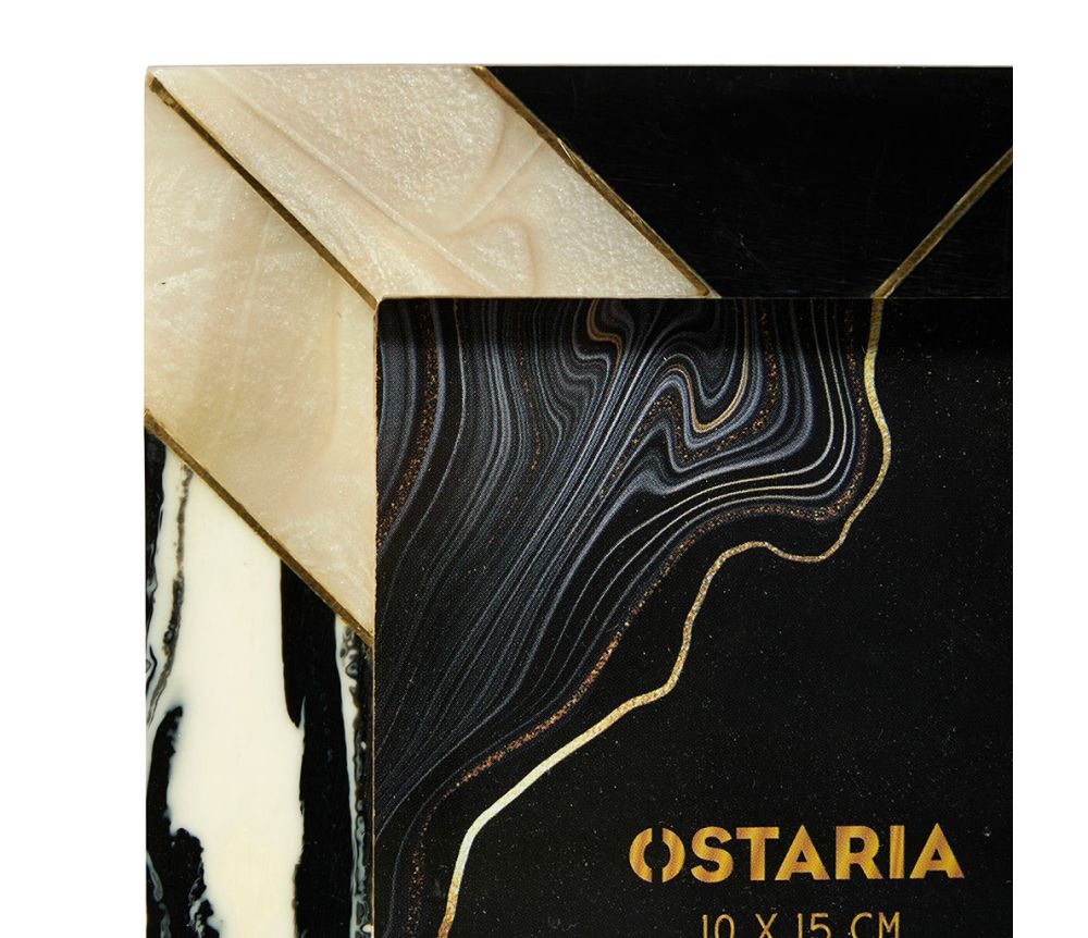 Cadre photo noir et blanc avec touche de nacre, idéal pour photos de famille ou de mariage, ajoutant une élégance sophistiquée à la décoration intérieure.