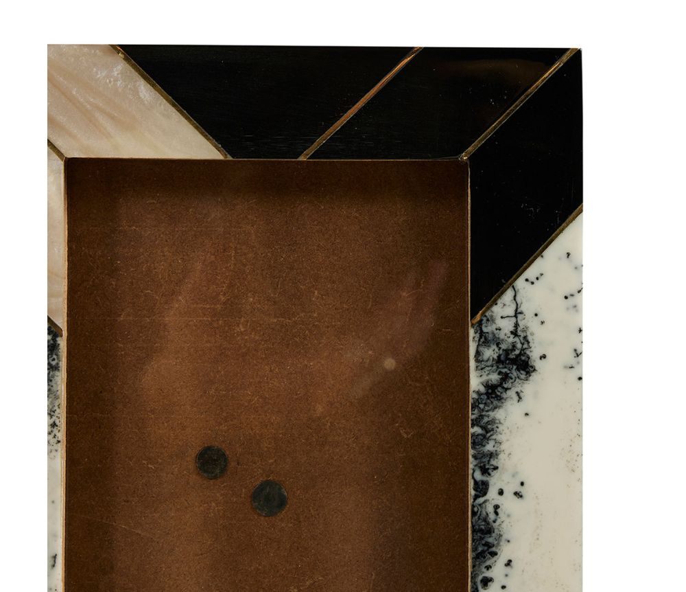 Cadre photo noir et blanc avec touche de nacre, idéal pour photos de famille ou de mariage, ajoutant une élégance sophistiquée à la décoration intérieure.