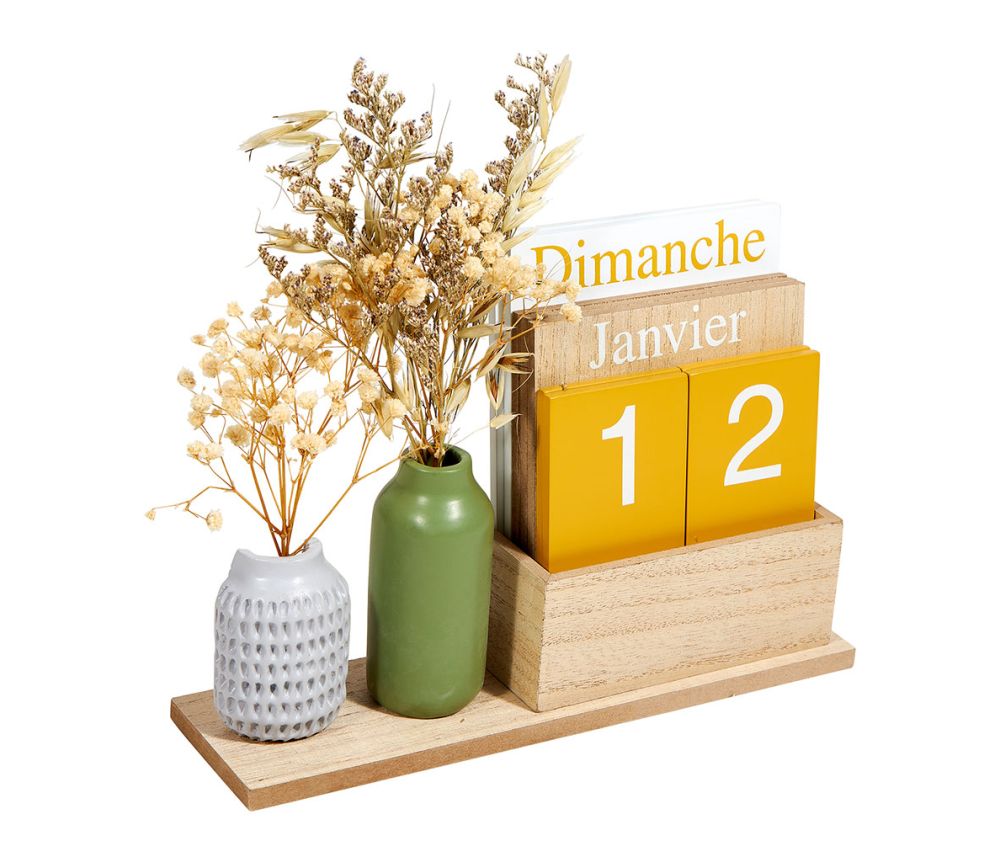 Calendrier perpétuel avec vases contenant des fleurs séchées, ajoutant une touche élégante et intemporelle à la décoration intérieure.