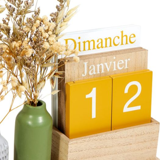 Calendrier perpétuel avec vases contenant des fleurs séchées, ajoutant une touche élégante et intemporelle à la décoration intérieure.