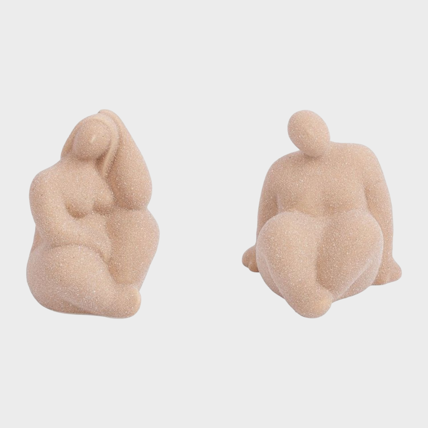 Décorations à poser en forme de femmes rondes en sable rosé, disponibles en deux assortiments, apportant chaleur et féminité à la décoration intérieure.