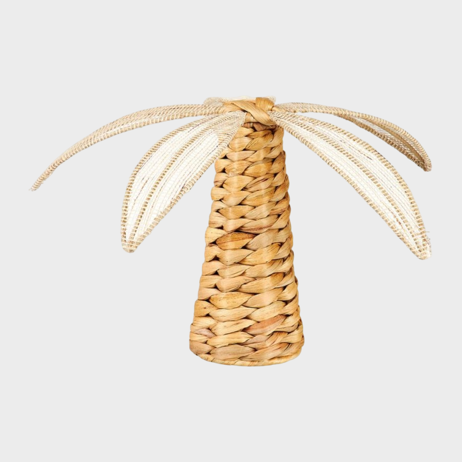 Décoration en rotin et métal avec motif de palmier, ajoutant une touche tropicale et exotique à la décoration intérieure.