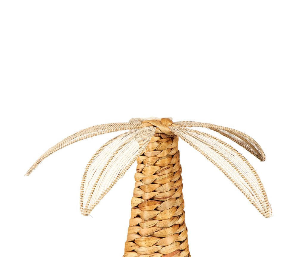 Décoration en rotin et métal avec motif de palmier, ajoutant une touche tropicale et exotique à la décoration intérieure.