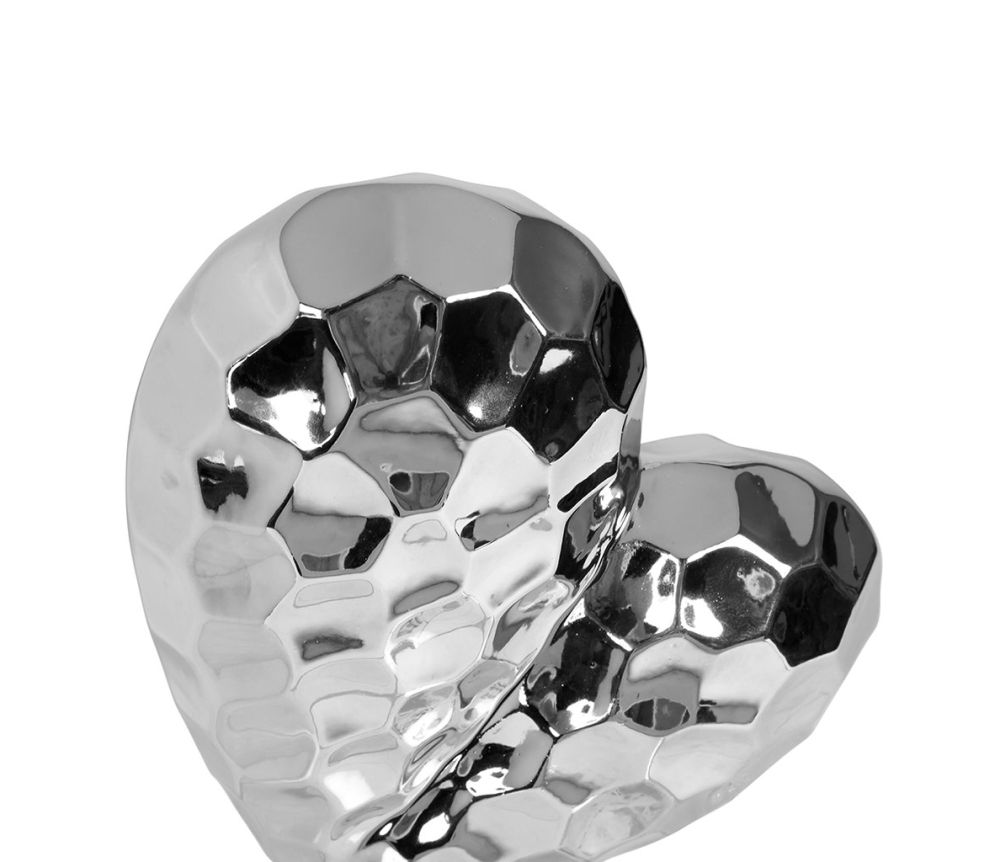 Décoration en céramique argentée en forme de cœur, ajoutant une touche d'élégance et d'amour à la décoration intérieure.