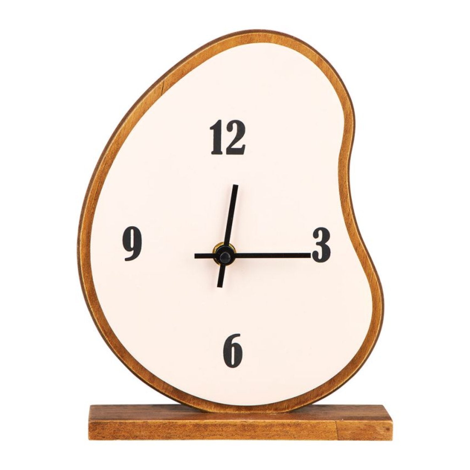 Horloge à poser 'Salvador' en marron nude, fabriquée en MDF et bois d'hévéa, ajoutant chaleur et élégance à la décoration intérieure.