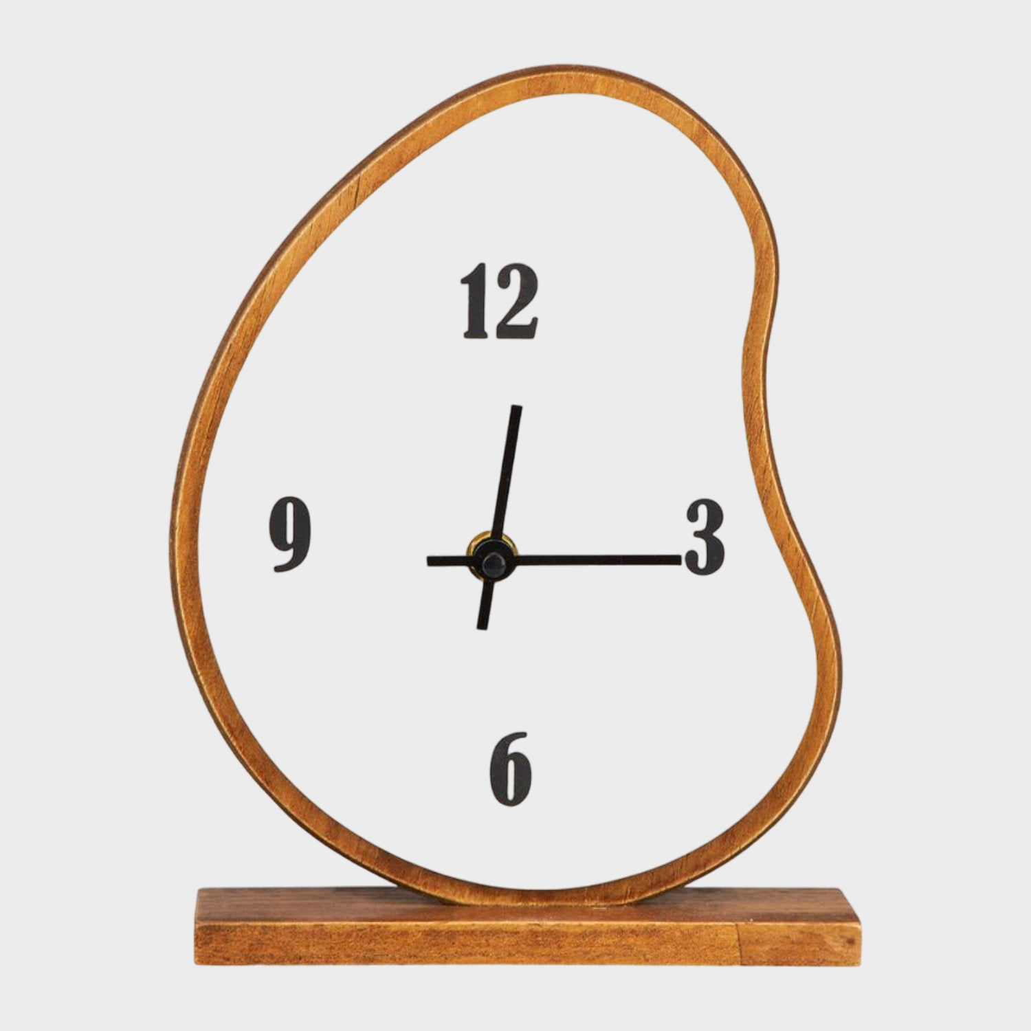 Horloge à poser 'Salvador' en marron nude, fabriquée en MDF et bois d'hévéa, ajoutant chaleur et élégance à la décoration intérieure.