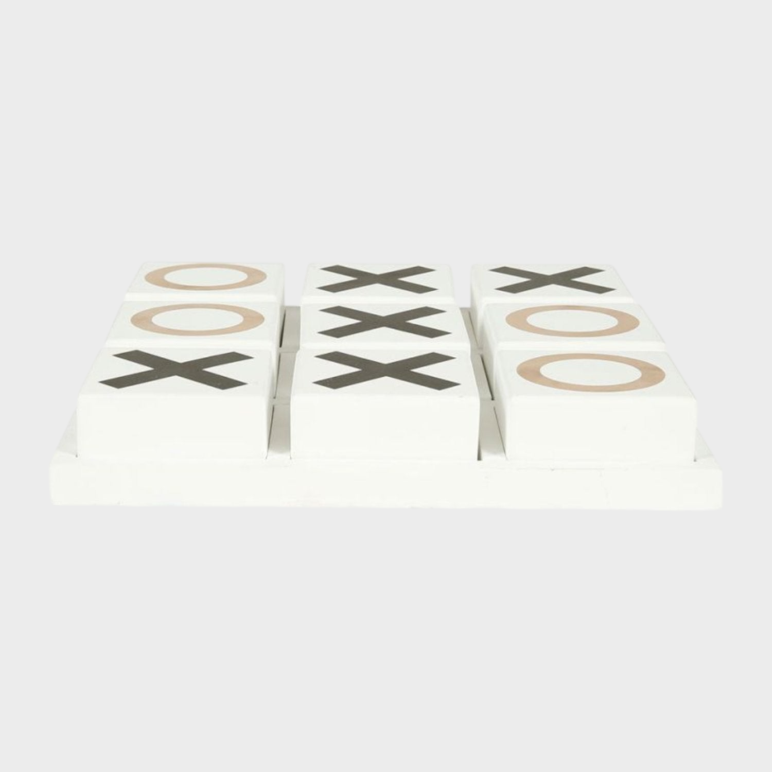 Déco Morpion en bois blanc, ajoutant une touche ludique et originale à la décoration intérieure.