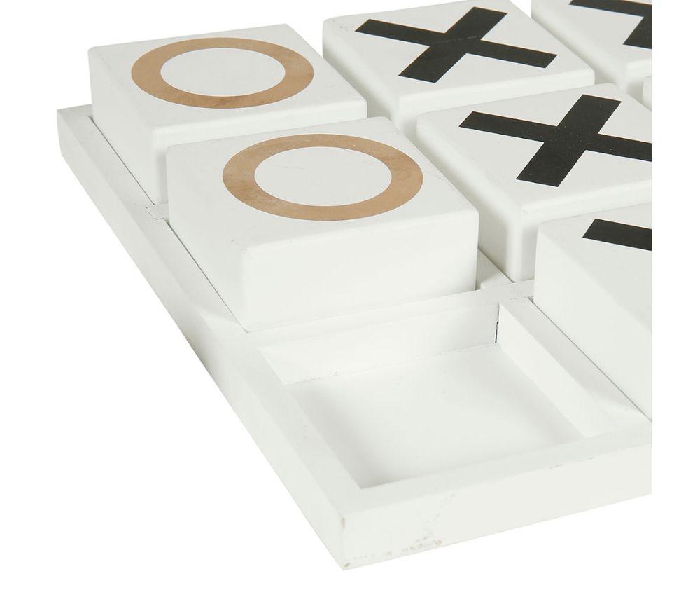Déco Morpion en bois blanc, ajoutant une touche ludique et originale à la décoration intérieure.