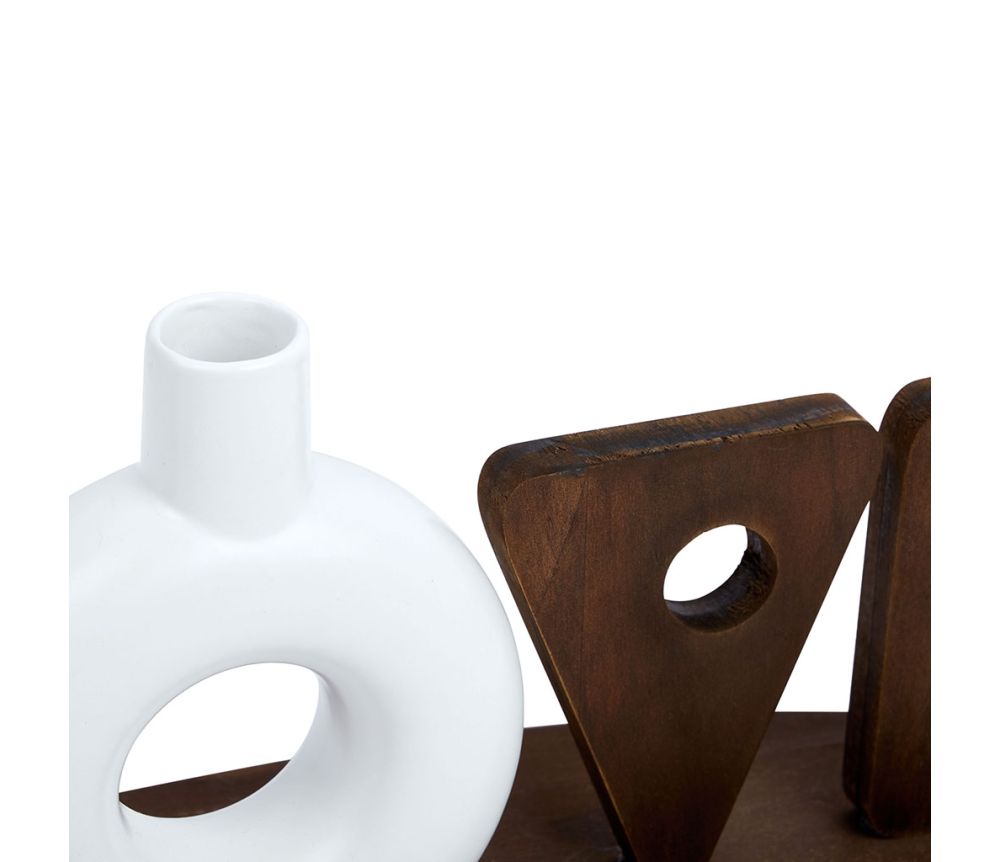 Mot déco "Love" en céramique et bois, ajoutant une touche de romantisme et de chaleur à la décoration intérieure.