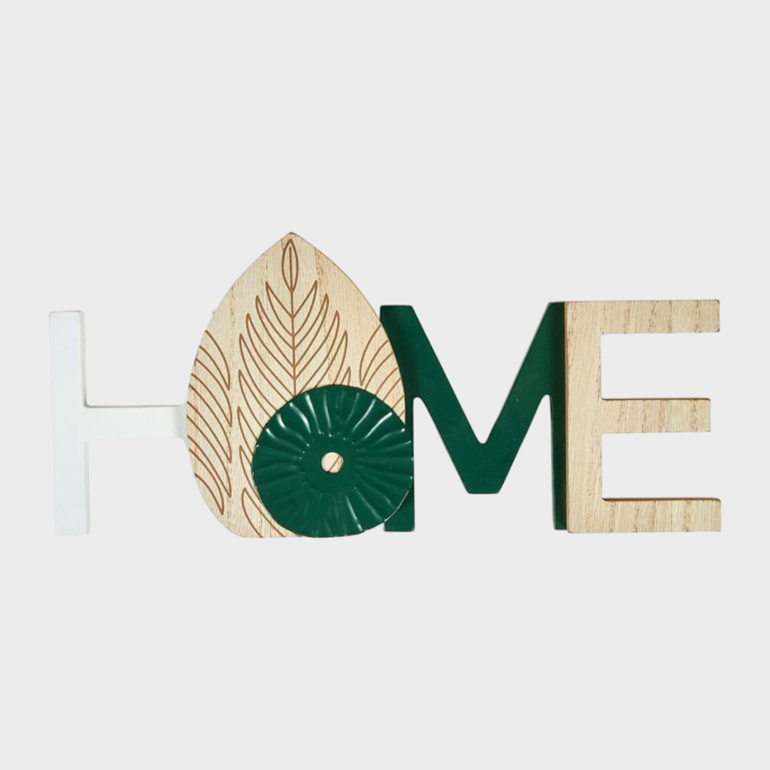 Mot déco "Home" en bois vert et naturel posé dans un salon accueillant et chaleureux