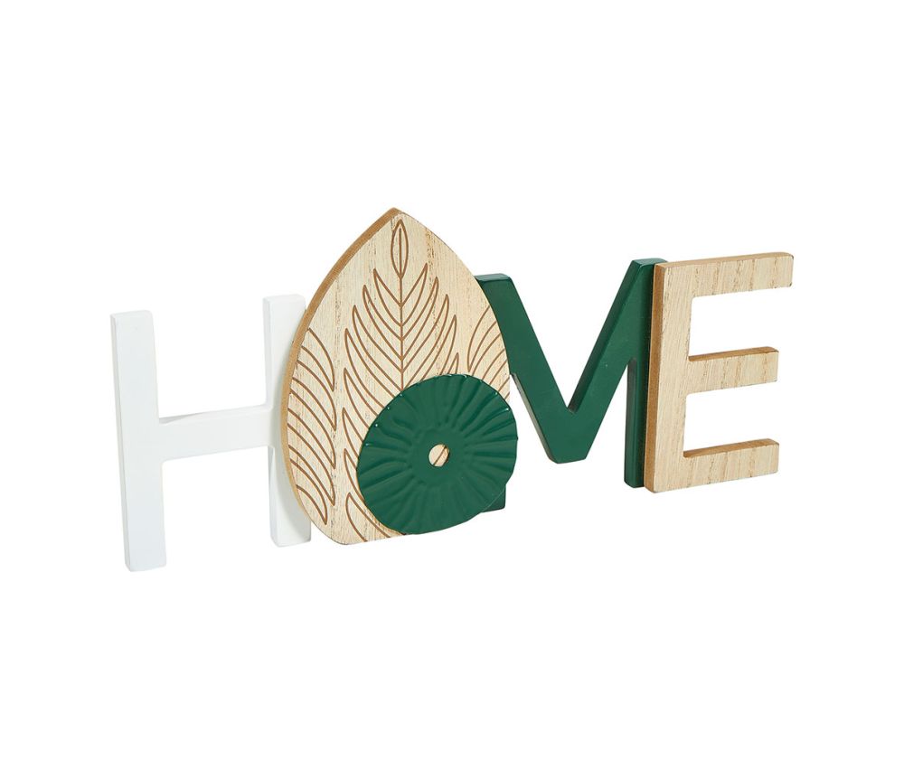 Mot déco "Home" en bois vert et naturel posé dans un salon accueillant et chaleureux