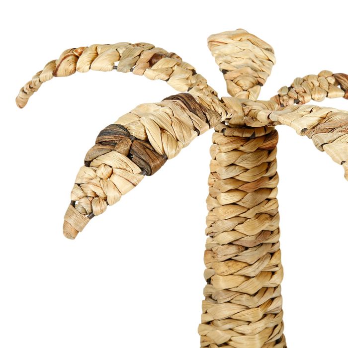 Palmier en rotin naturel, ajoutant une ambiance tropicale et chaleureuse à la décoration intérieure.