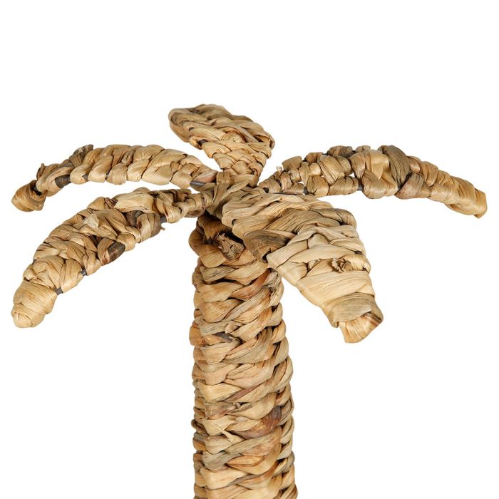 Grand palmier en rotin naturel, ajoutant une ambiance tropicale et chaleureuse à la décoration intérieure.