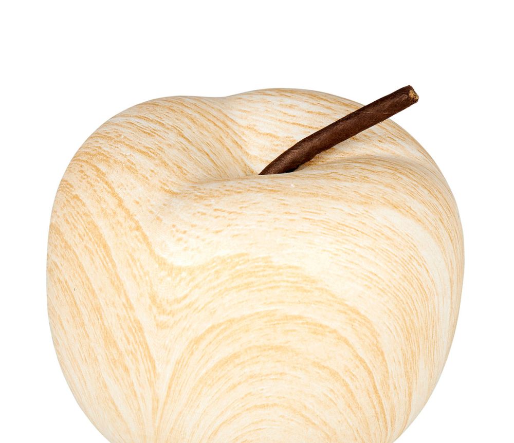 Pomme décorative en céramique blanche posée sur une table, ajoutant une touche de charme et d'élégance.